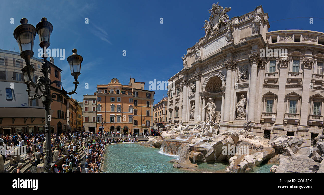 Vue panoramique sur la Fontaine de Trevi dans le quartier de Trevi à Rome, Italie. Banque D'Images