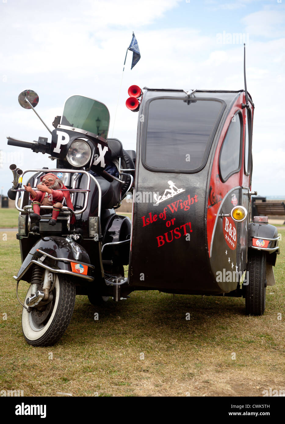 Scooter Vespa PX avec side-car Banque D'Images
