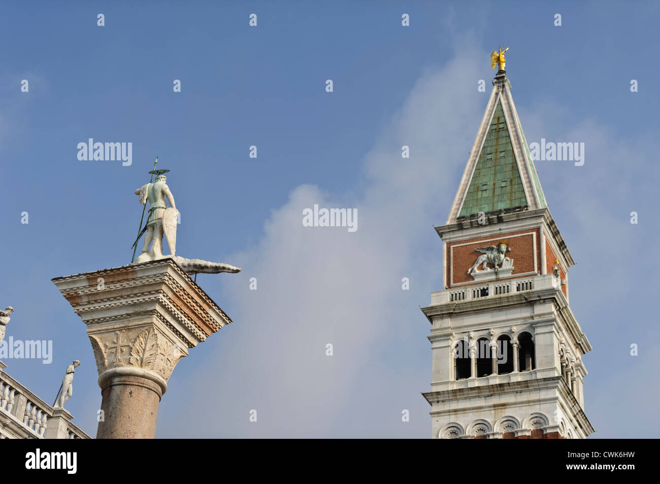 Statue de St Théodore et le campanile de la Place Saint-Marc, Venise, Italie. Banque D'Images