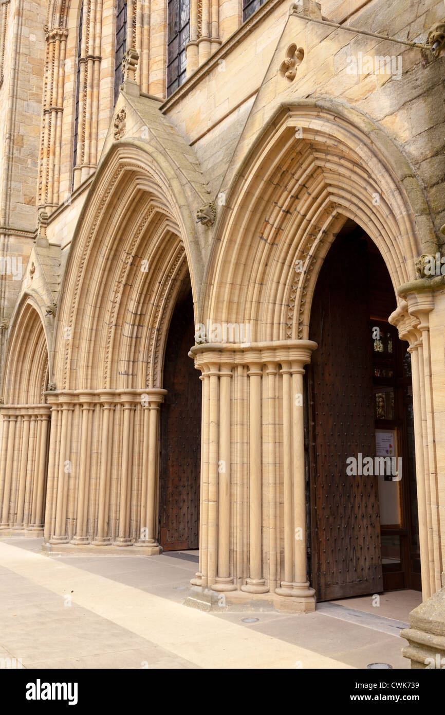 L'entrée de la cathédrale de Ripon North Yorkshire Angleterre Banque D'Images