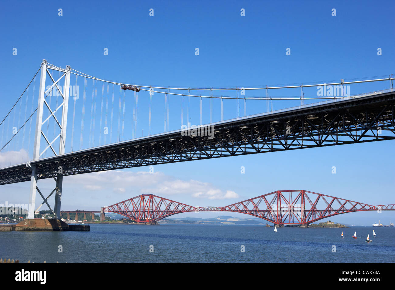 Firth of Forth bridges Forth Road Bridge en premier plan rail bridge en arrière-plan l'Ecosse uk united kingdom Banque D'Images Firth of Forth bridges Forth Road Bridge en premier plan rail bridge en arrière-plan l'Ecosse uk united kingdom Banque D'Images