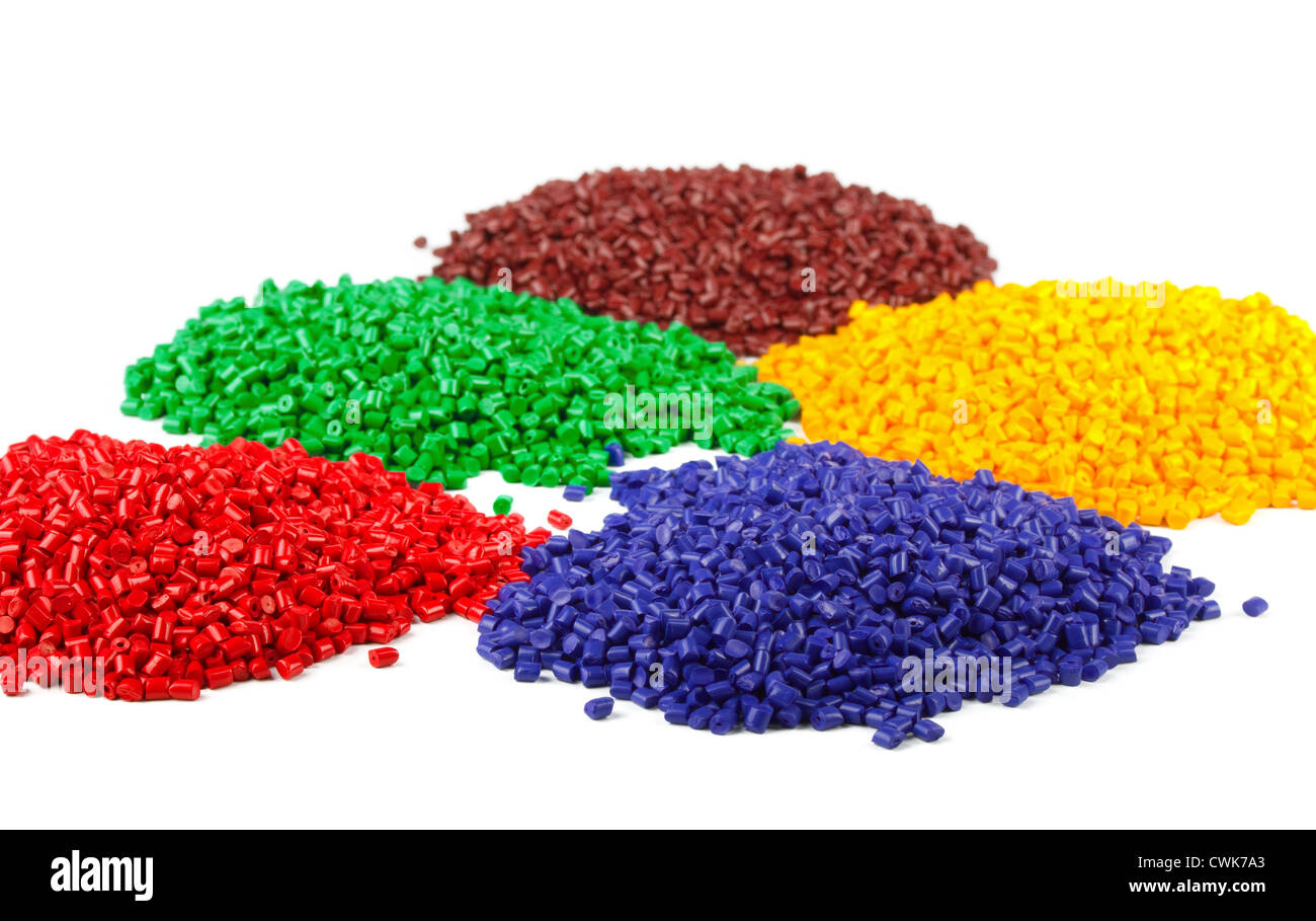 Granulés de polymère plastique en couleur isolated on white Photo Stock