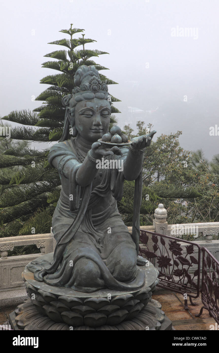 L'Asie, Chine, Hong Kong. Tian Tan Statues, bord du Grand Bouddha, monastère Po Lin, l'île de Lantau. Banque D'Images