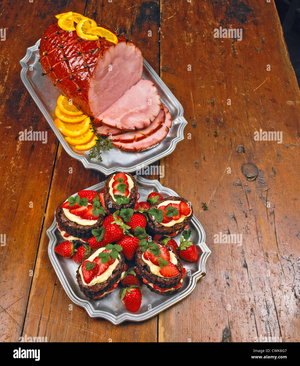 Jambon cuit au four doux, fraise brownie torte, plateaux en étain. Banque D'Images