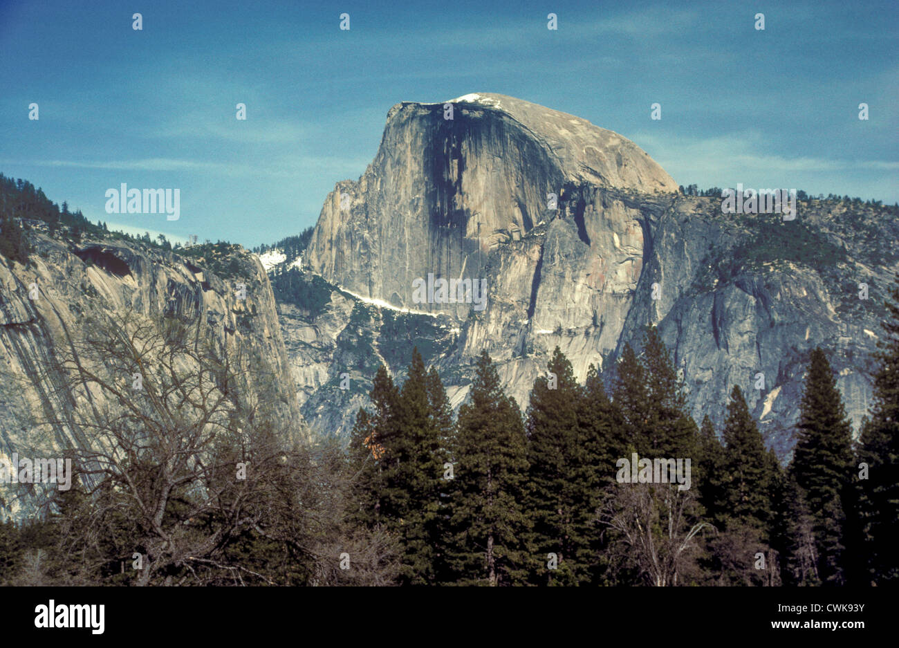Une vue de la moitié Dome à Yosemite National Park, California, USA. Banque D'Images