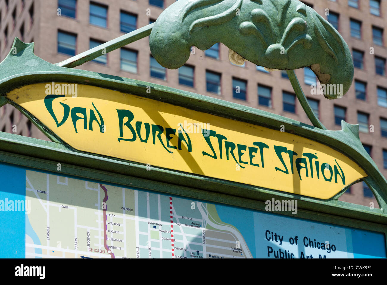 Affiche à l'extérieur de Van Buren Street Metra station, une réplique d'Hector Guimard style art nouveau Paris Metro, Chicago, Illinois, États-Unis Banque D'Images