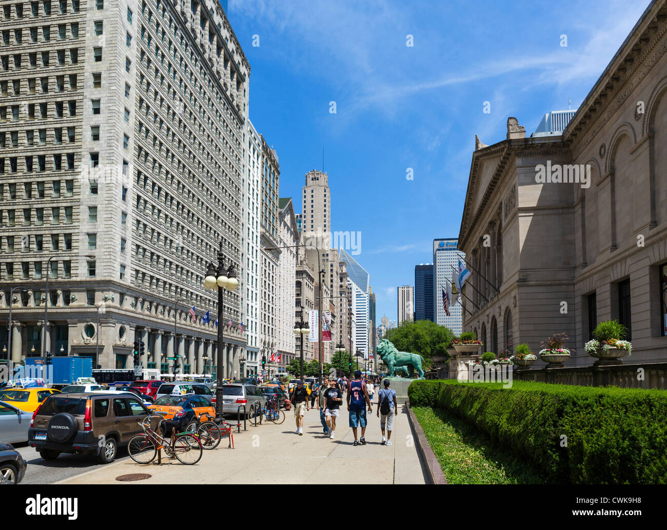 Vue vers le bas South Michigan Avenue avec l'Art Institute de Chicago oto le droit, Chicago, Illinois, États-Unis Banque D'Images