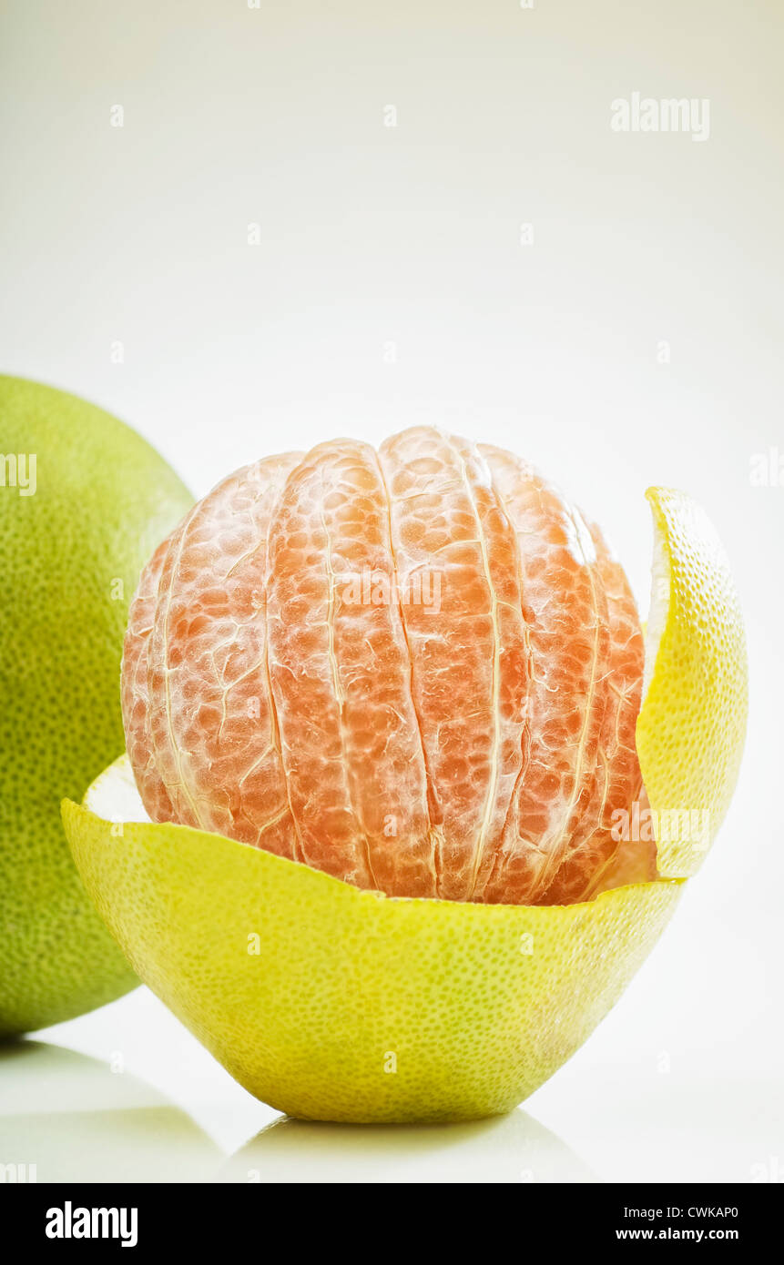 Close up de deux pomelos mûrs sur fond blanc Banque D'Images