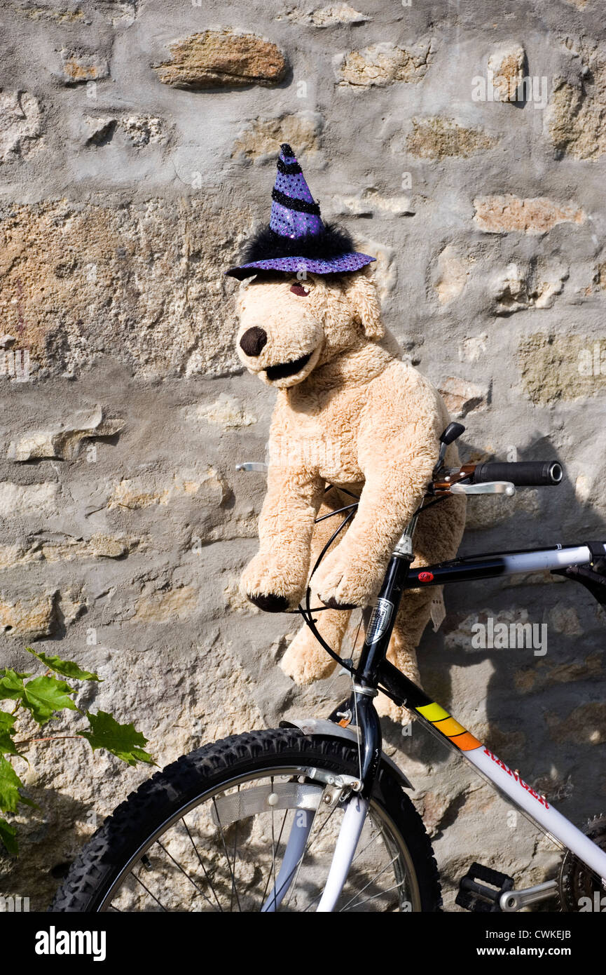 Festival de l'épouvantail à kettlewell représentant un chien assis avait fait porter sur un guidon Banque D'Images