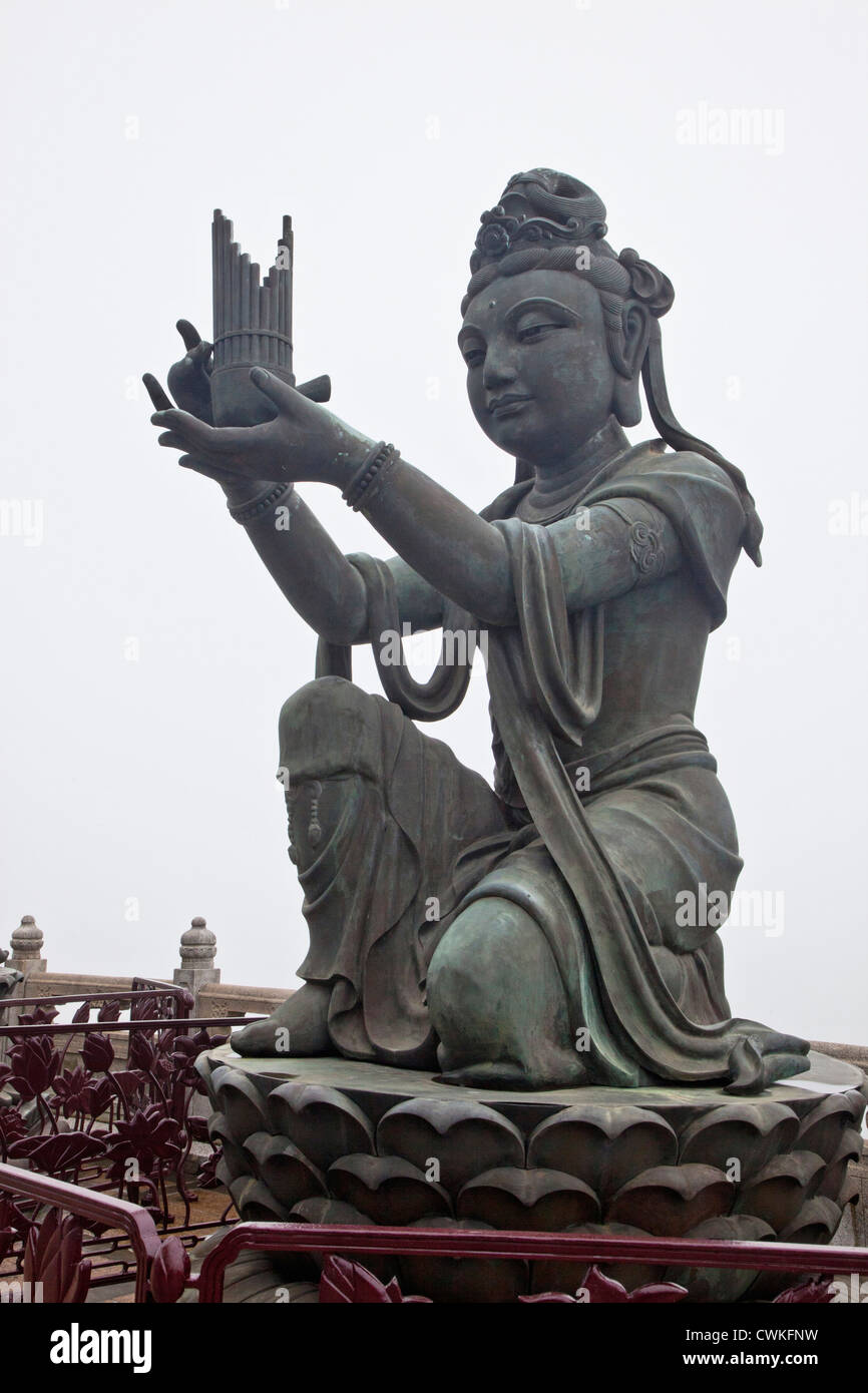 L'Asie, Chine, Hong Kong. Tian Tan Statues, bord du Grand Bouddha, monastère Po Lin, l'île de Lantau. Banque D'Images