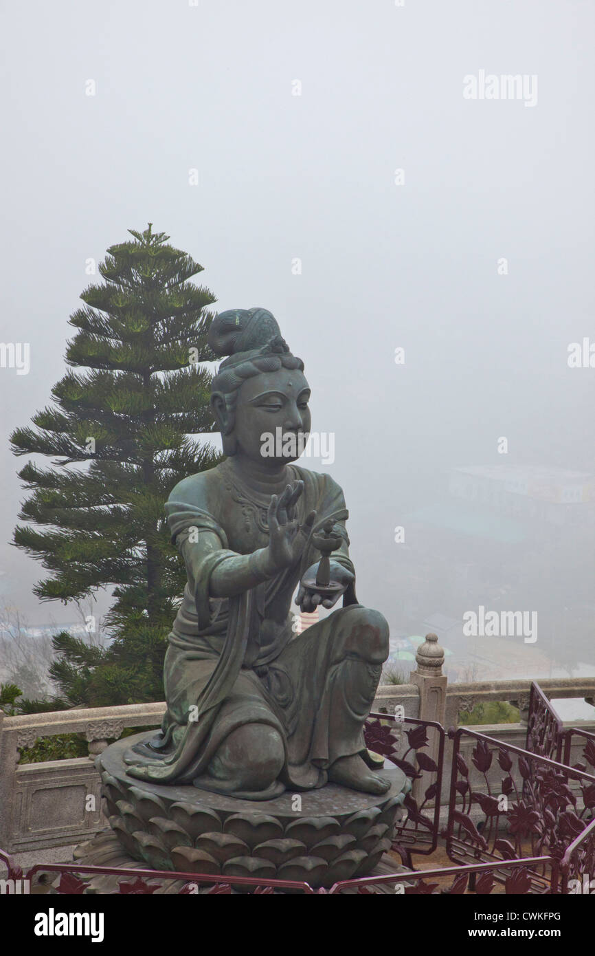 L'Asie, Chine, Hong Kong. Tian Tan Statues, bord du Grand Bouddha, monastère Po Lin, l'île de Lantau. Banque D'Images