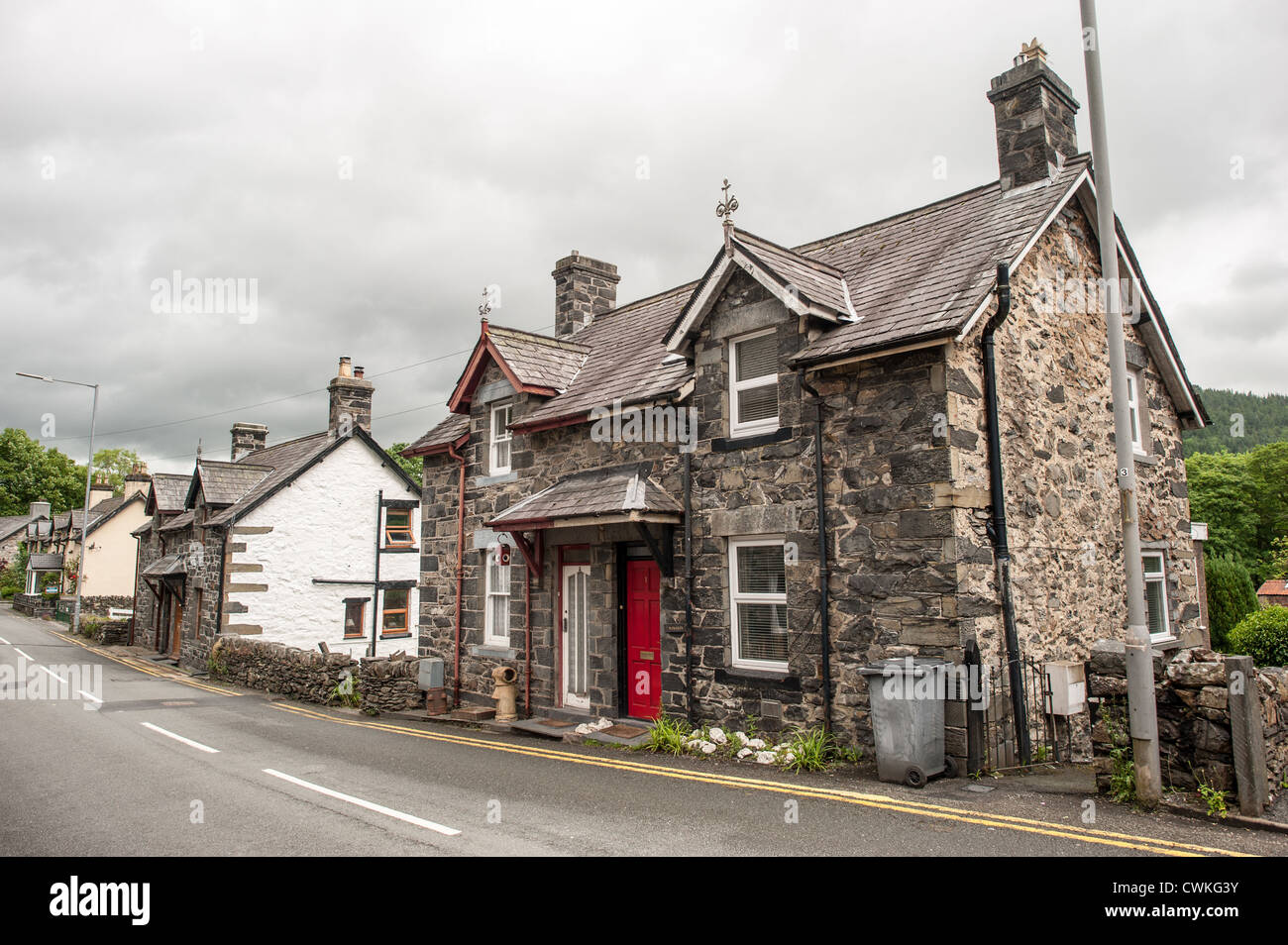 BETWS-Y-COED, pays de Galles, Royaume-Uni — Une rue pittoresque au cœur de Betws-y-Coed met en valeur le caractère charmant du village, avec des bâtiments traditionnels en pierre qui bordent l'artère. Ce pittoresque village gallois, niché dans la vallée de Conwy dans le parc national de Snowdonia, sert de porte d'entrée populaire pour les touristes explorant la beauté sauvage du nord du pays de Galles. Banque D'Images