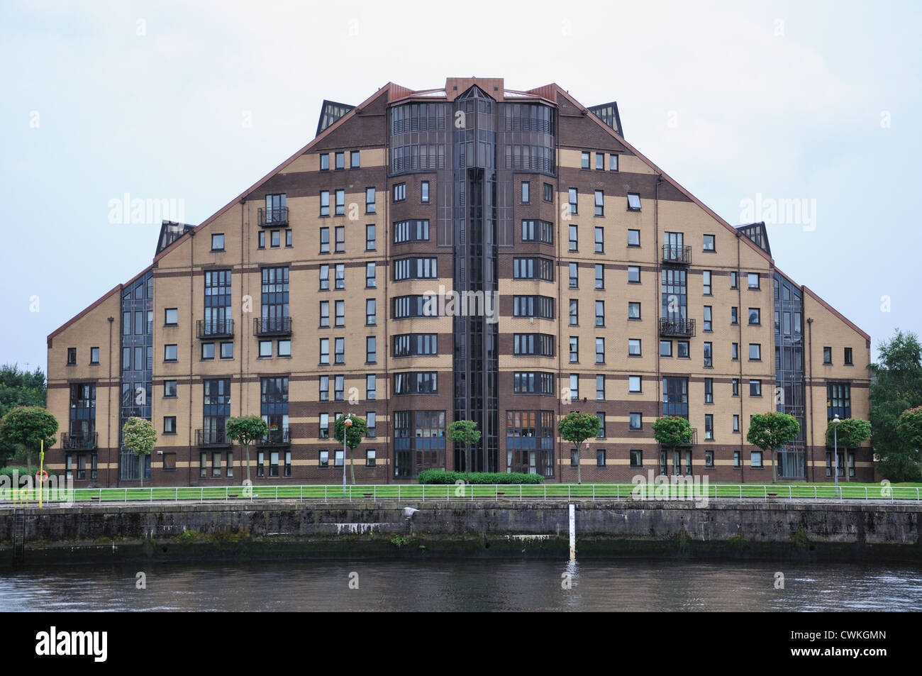 Une forme peu bloc d'appartements par la rivière Clyde à Glasgow Banque D'Images