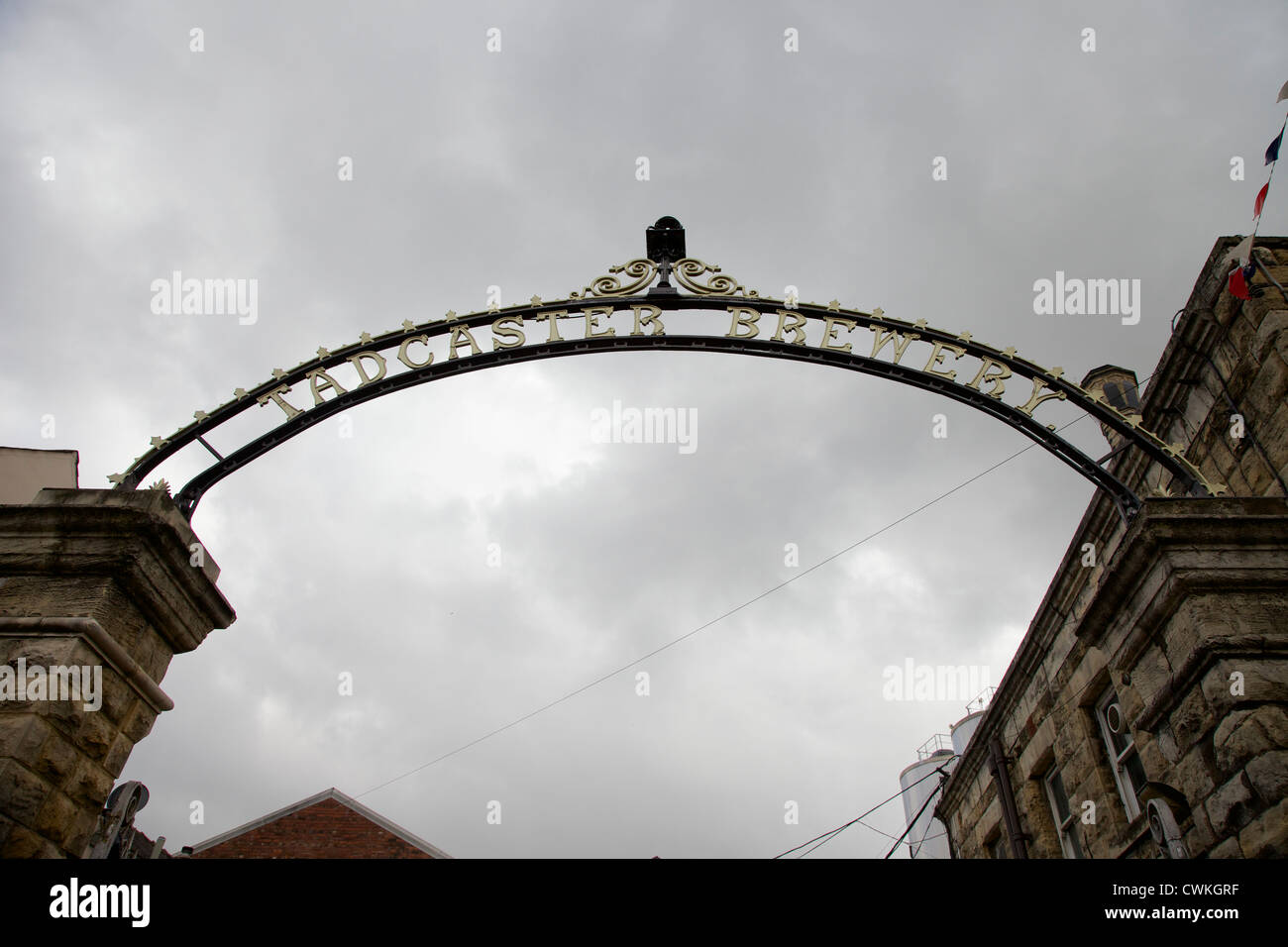 Les portes en fer forgé ornemental à Tadcaster brewery découpé sur un ciel d'orage Banque D'Images