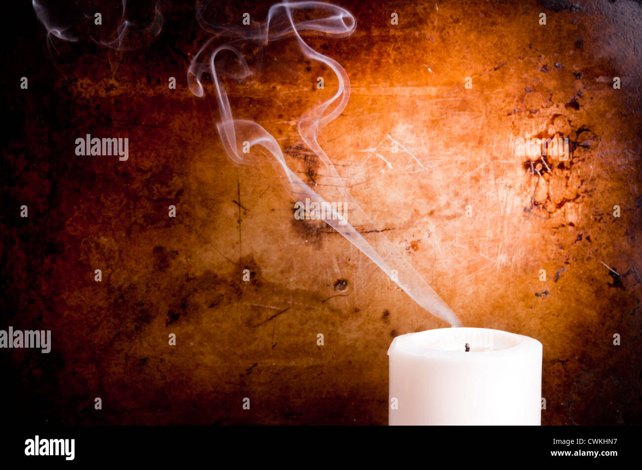 Traces de fumée dans les lignes lisses d'une bougie soufflée avec un arrière-plan vintage Banque D'Images