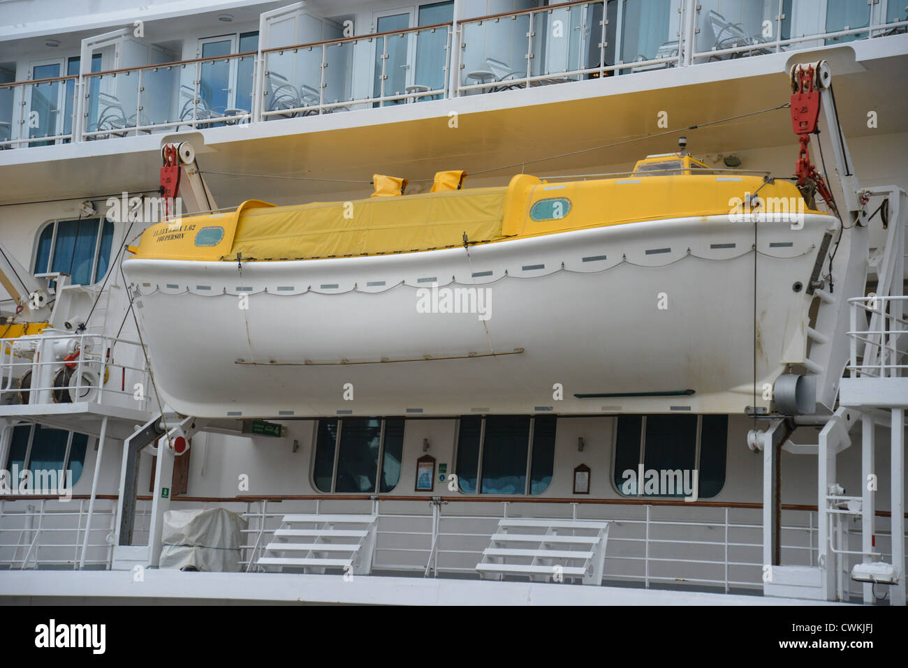 Sauvetage sur Fred Olsen cruise ship M.S.Balmoral, Anvers, Anvers Province, Région flamande, Belgique Banque D'Images