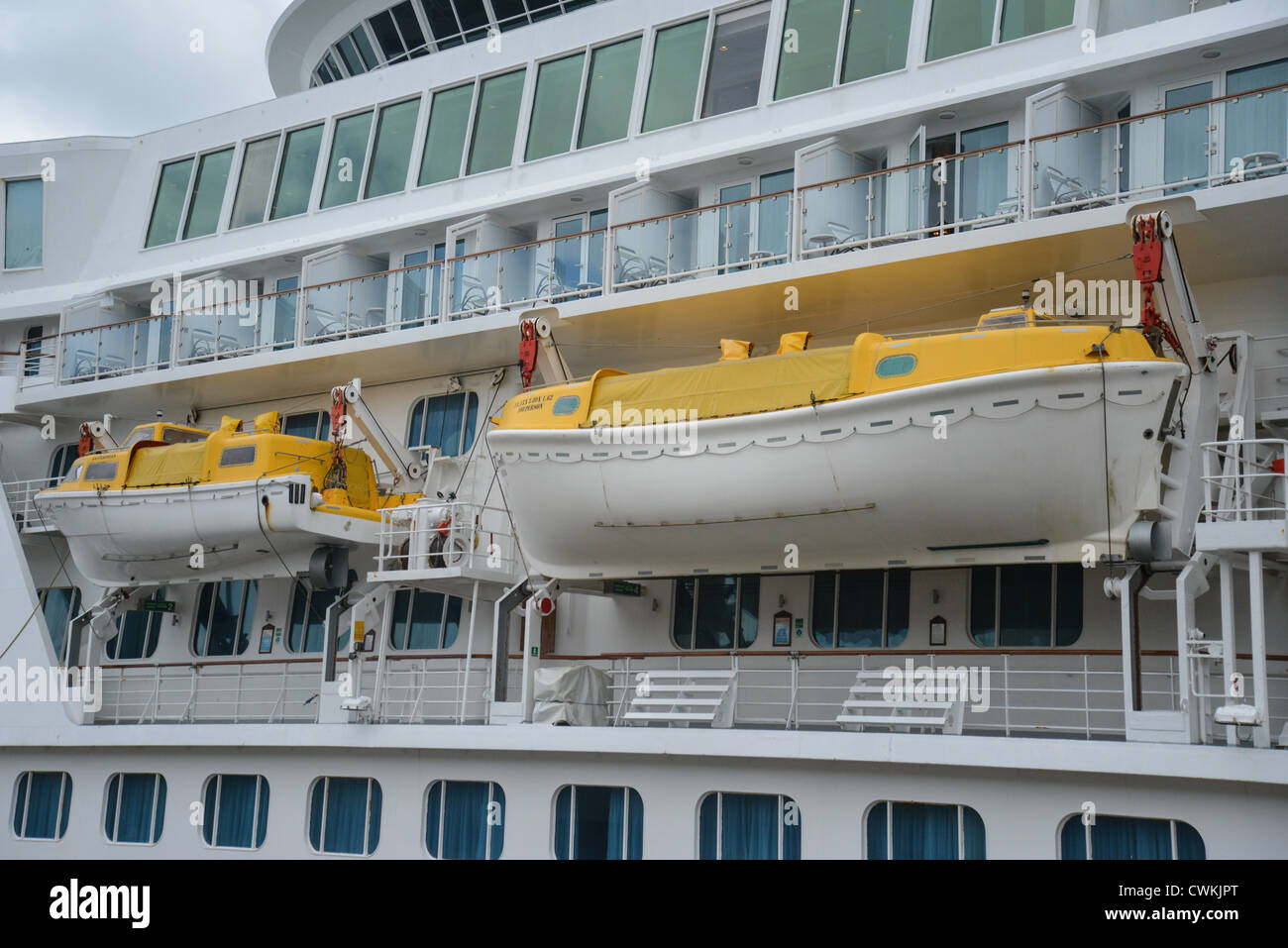 Canots de Fred Olsen cruise ship M.S.Balmoral, Anvers, Anvers Province, Région flamande, Belgique Banque D'Images
