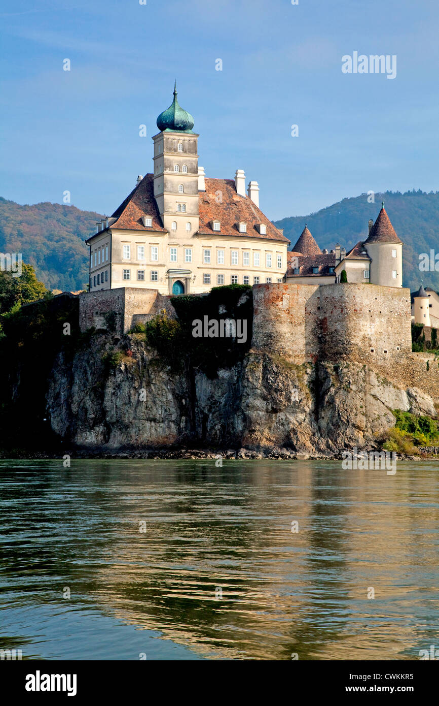 Schloss Schoenbuehel a été un jalon sur le Danube entre Melk et Durnstein depuis le début du xiie siècle. Banque D'Images