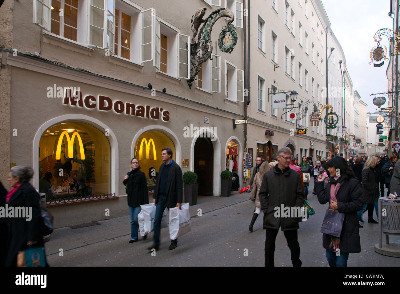 McDonald's Guild métal-type Golden Arches signe, s'inscrit dans boutiques entre autres sur la célèbre rue Getreidegasse Salzbourg. Usage éditorial uniquement. Banque D'Images