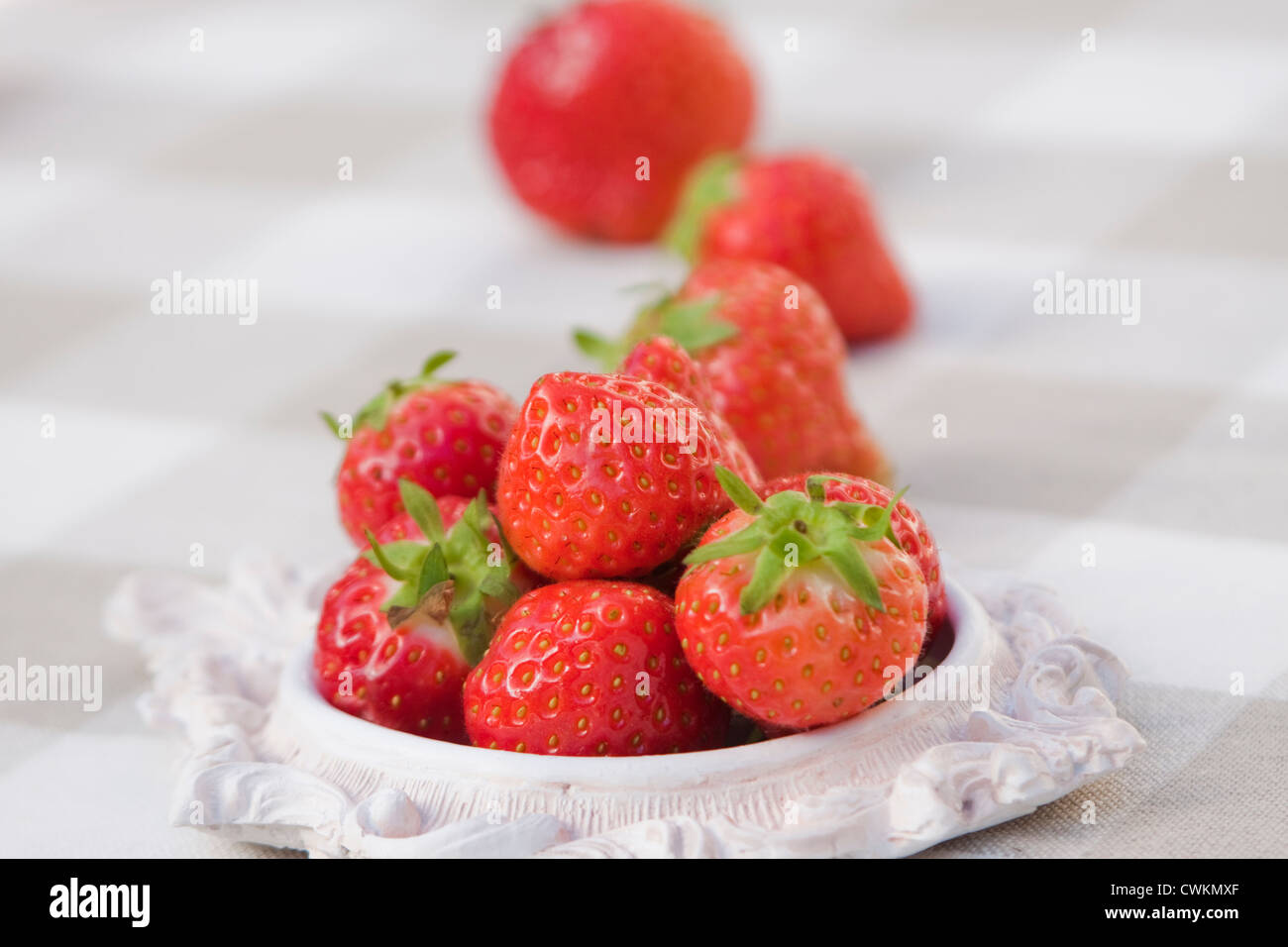 Quelques fraises décorées sur une table Banque D'Images