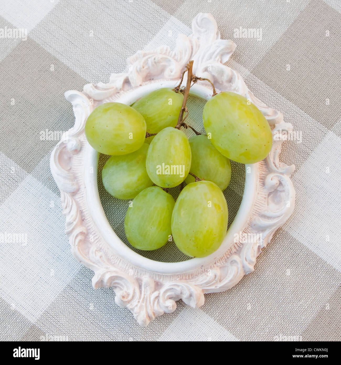 Des raisins sur une table, shabby chic Banque D'Images