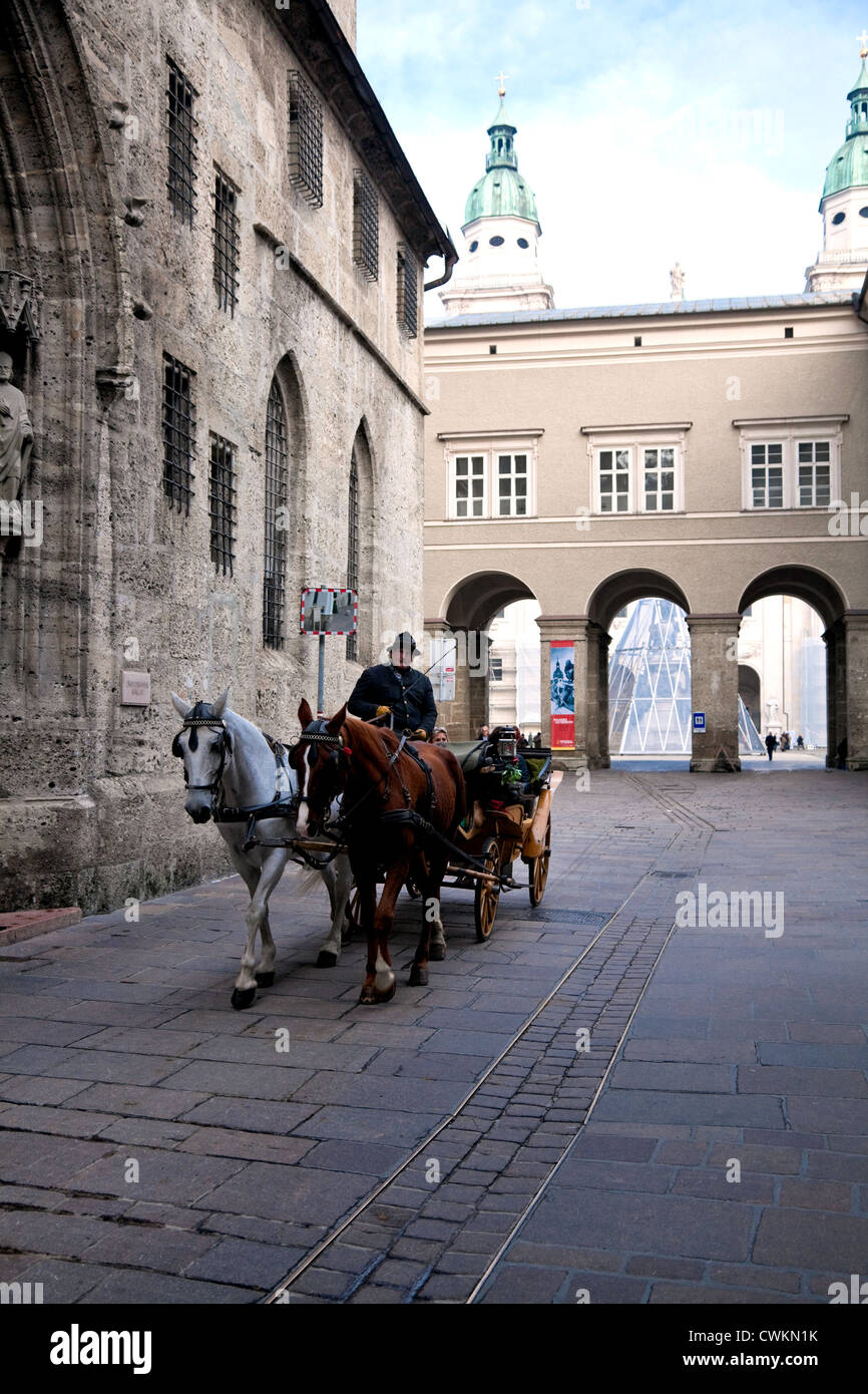 Salzbourg, Autriche : des promenades en calèche sont une façon de visiter cette ville compacte du coeur. Banque D'Images