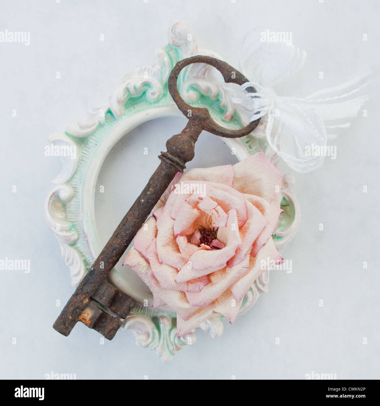 Meubles anciens, sur une vieille clé rouillée, vintage frame avec roses sèches Banque D'Images