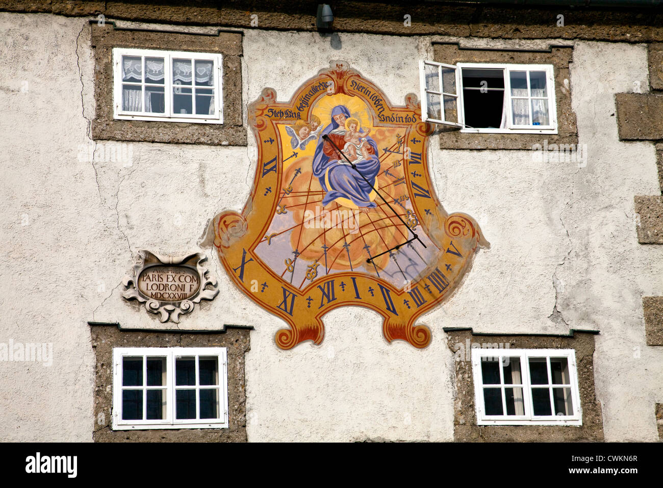 Salzbourg, Autriche : Cette sgrafitto peints cadran solaire illumine une porte de ville à Rudolfskai. Banque D'Images