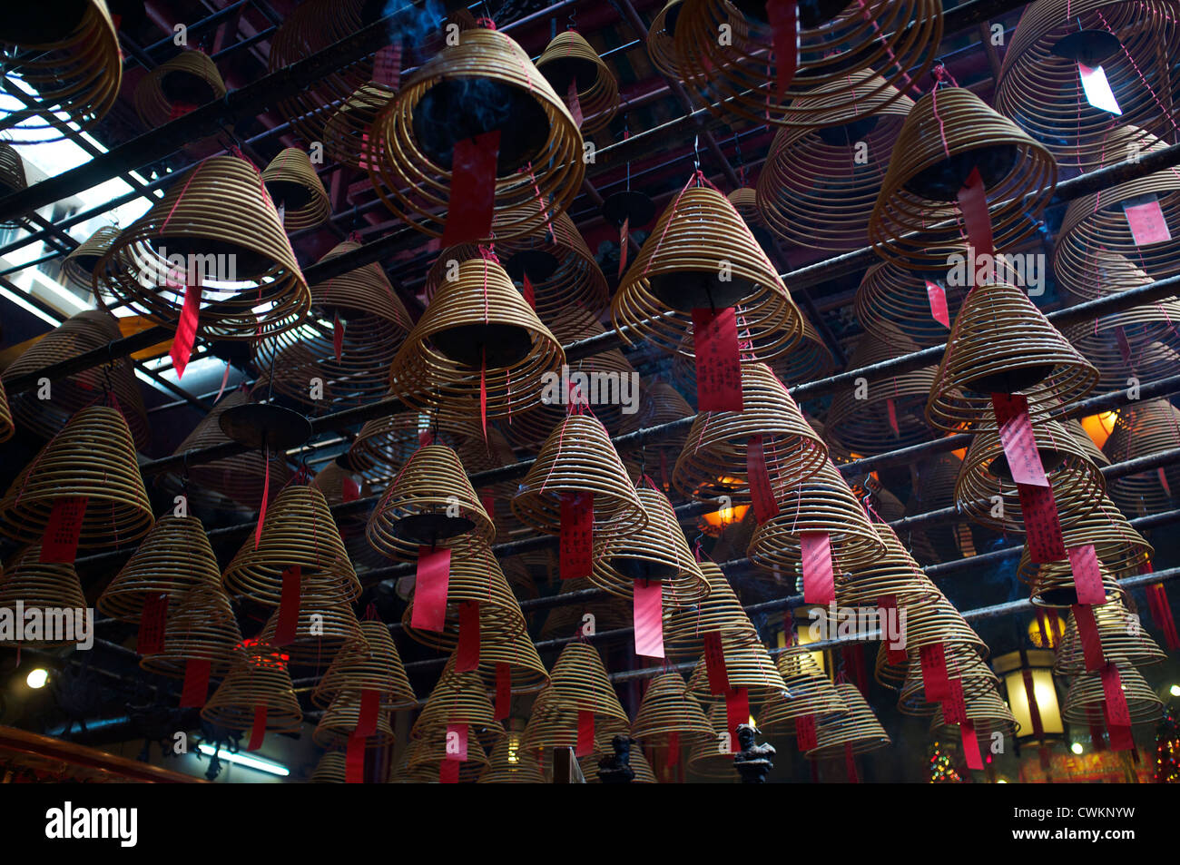 Bobines d'encens brûlant dans Temple Man Mo Hong Kong, Chine. 25-Aug-2012 Banque D'Images