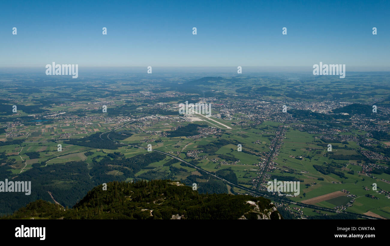 La ville de Salzbourg vu de la montagne Untersberg. Banque D'Images