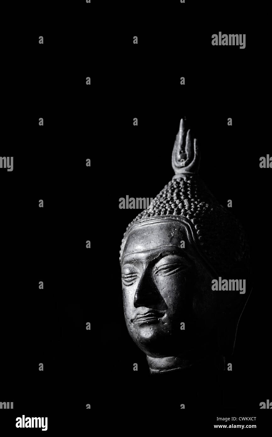 Tête de bouddha statue sur fond noir. Le noir et blanc Banque D'Images