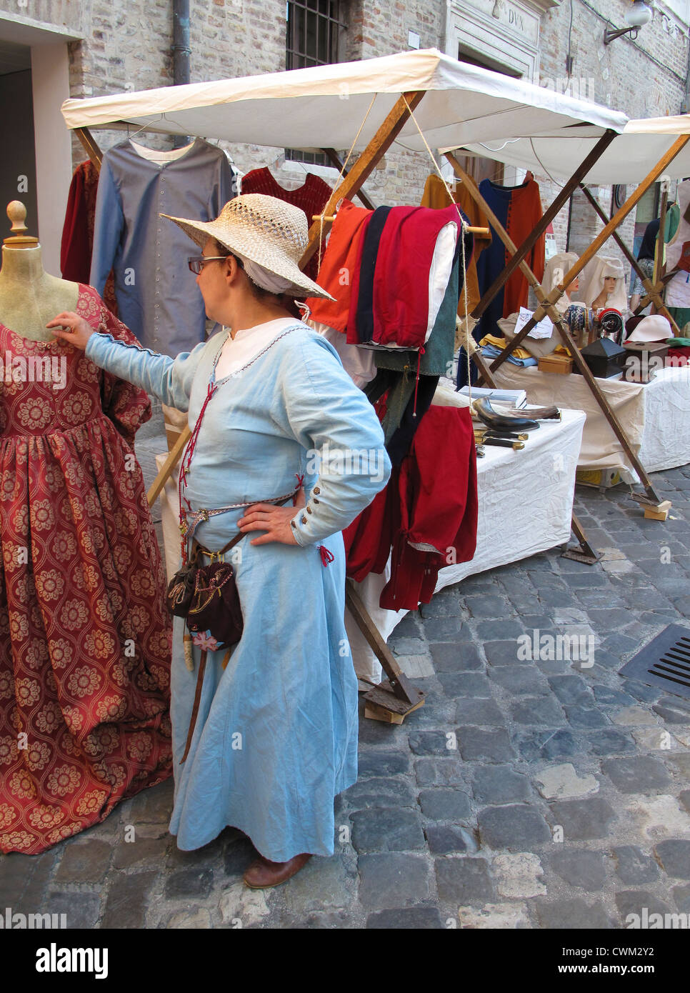 Femme en tenue médiévale traditionnelle à Urbino, Italie Banque D'Images