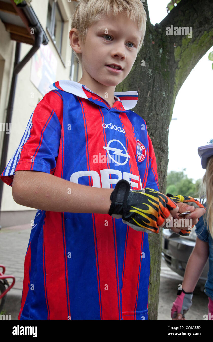 Garçon polonais en bonne santé l'âge de 8 ans le port sans doigts Gants vélo. La Pologne centrale Rzeczyca Banque D'Images