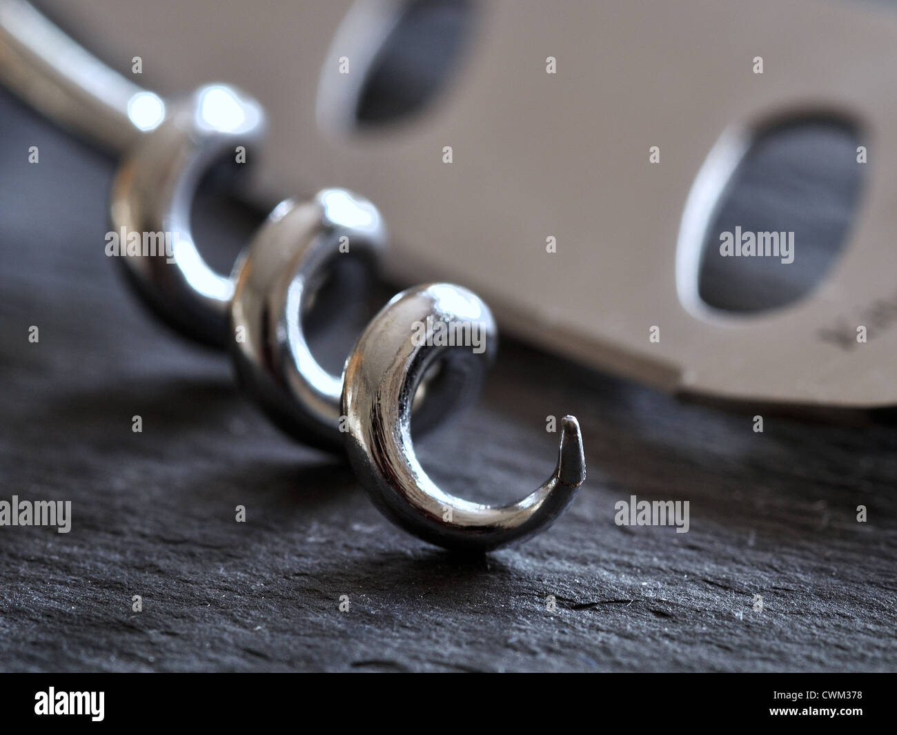 Lame de couteau fromage macro et corkscrew sur ardoise Banque D'Images