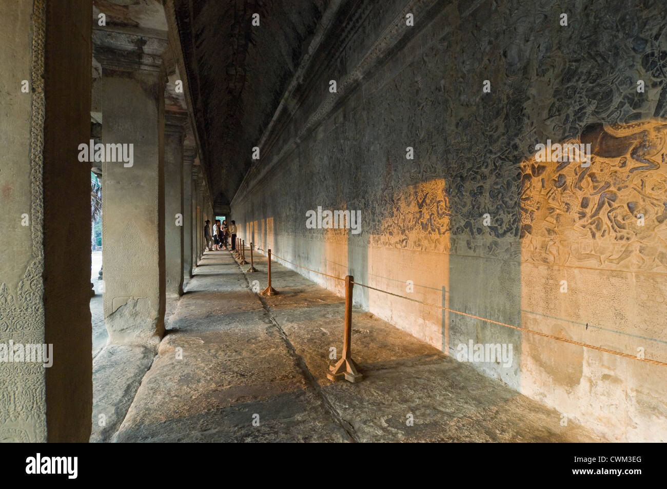Vue horizontale d'un guide et d'un groupe de touristes debout devant l'étonnant à sculptures Prasat Phnom Penh, Cambodge Banque D'Images