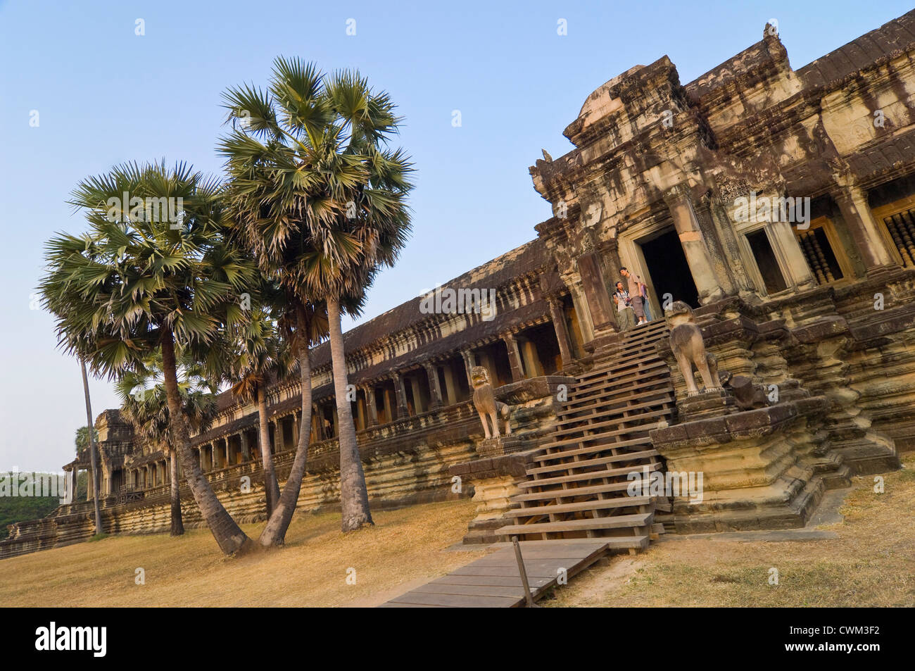 Vue horizontale de l'étonnante architecture sur le pavillon de l'ouest d'Angkor Wat Banque D'Images