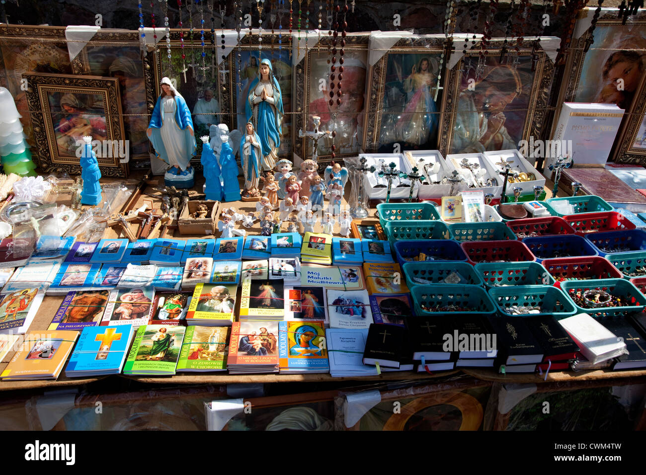 Des icônes religieuses et à l'attirail ville Rynek ou marché aux puces. La Pologne centrale Rzeczyca Banque D'Images