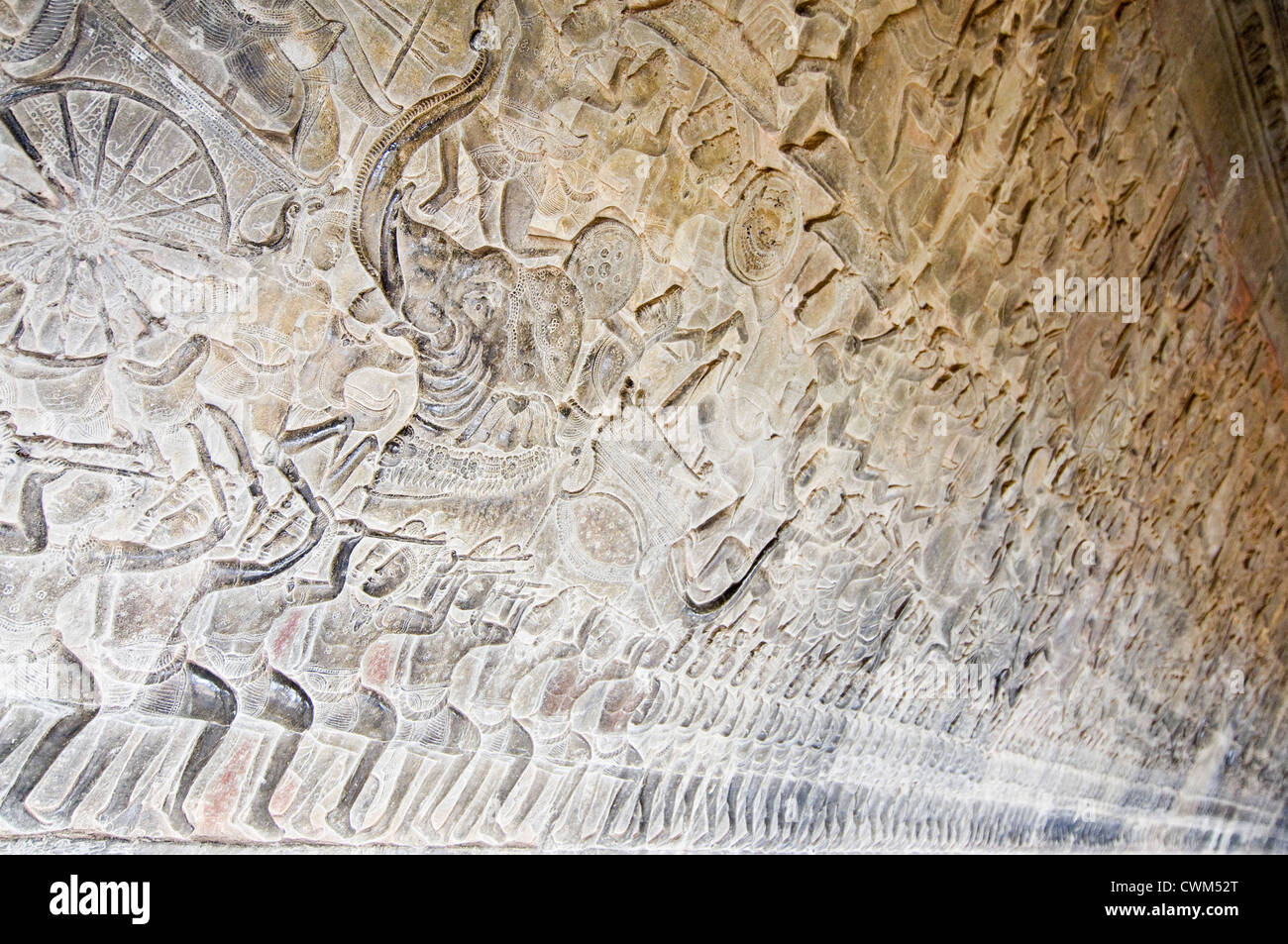 L'horizontale vue rapprochée de l'étonnant bas-reliefs couvrant les murs au Prasat Angkor Wat Banque D'Images
