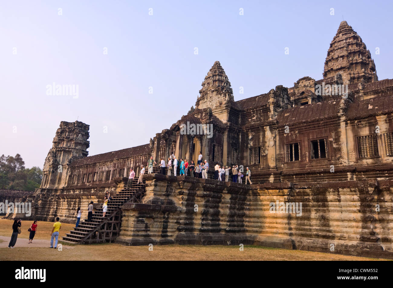 Vue horizontale de touristes à l'entrée est pour le temple principal d'Angkor Wat Banque D'Images
