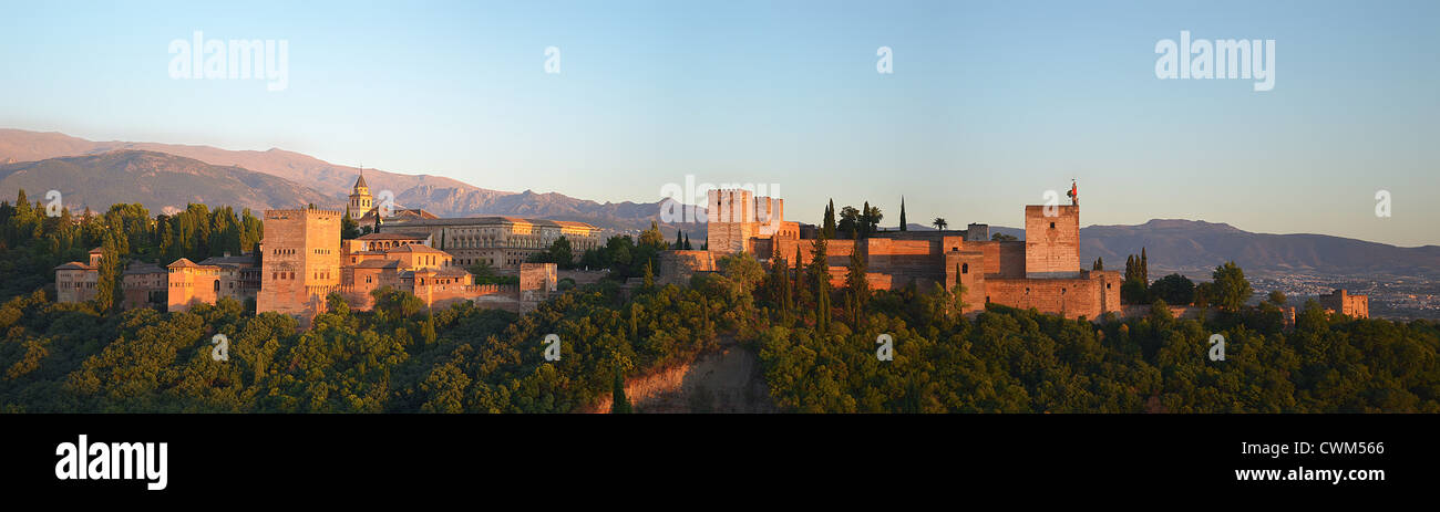 Complexe Vue de l'Alhambra à Grenade, en Espagne, au crépuscule Banque D'Images