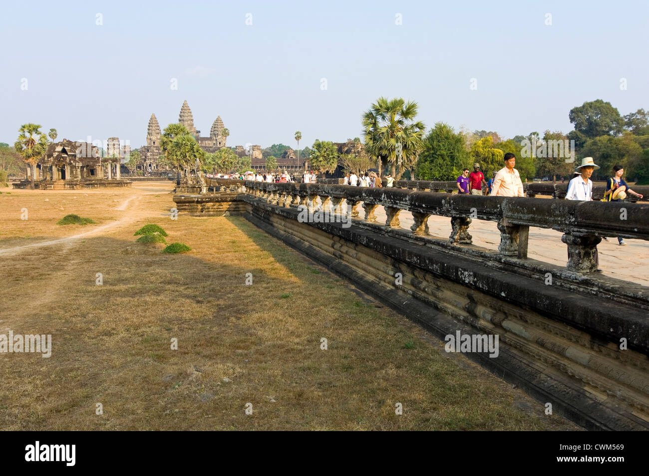 Vue horizontale de touristes marchant le long de l'allée principale menant à Angkor au Cambodge. Banque D'Images