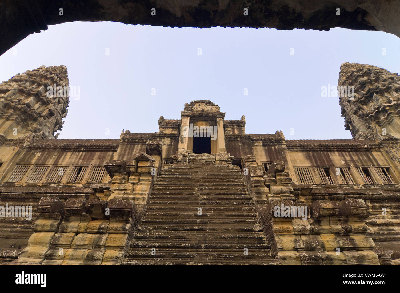 Vue horizontale de touristes monter les marches raides à l'intérieur de Angkor Wat Banque D'Images