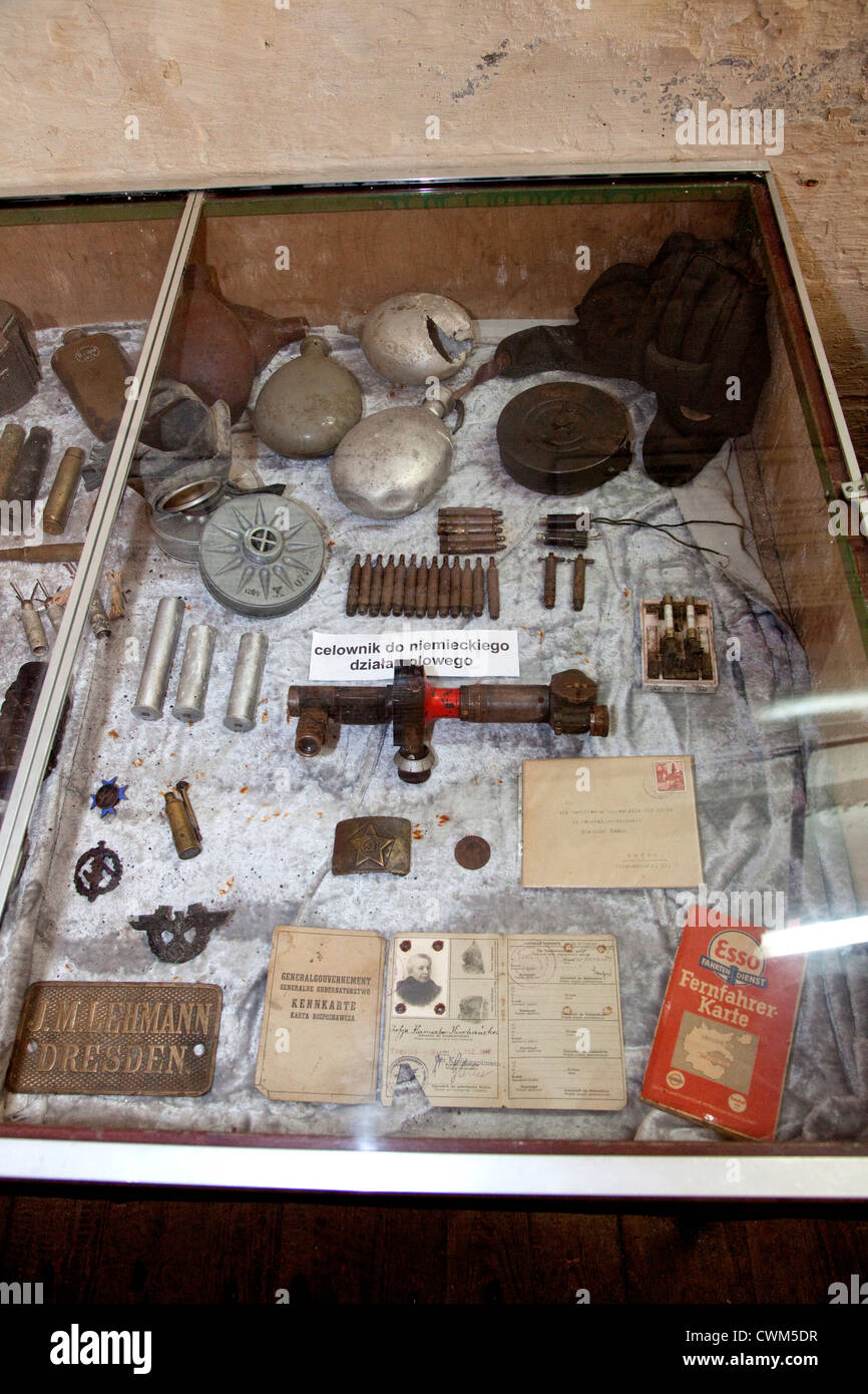 Vitrine de l'équipement militaire du soldat et de cartes d'identité à l'Hitler's Bunker. La Pologne centrale Konewka Banque D'Images