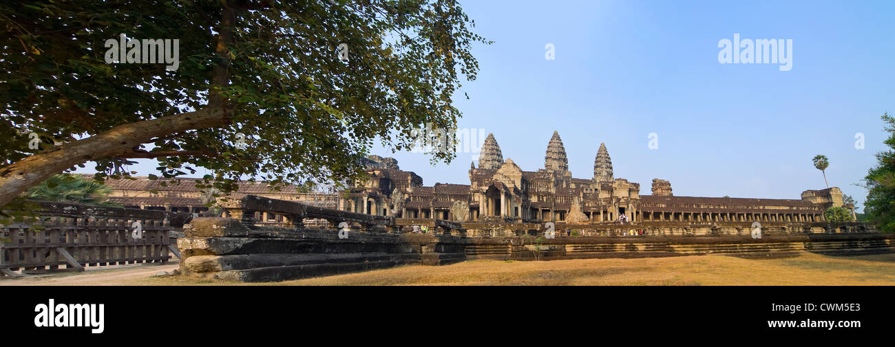 Vue panoramique horizontal (2 photo stitch) vue de l'entrée est de la temple principal d'Angkor Wat Banque D'Images