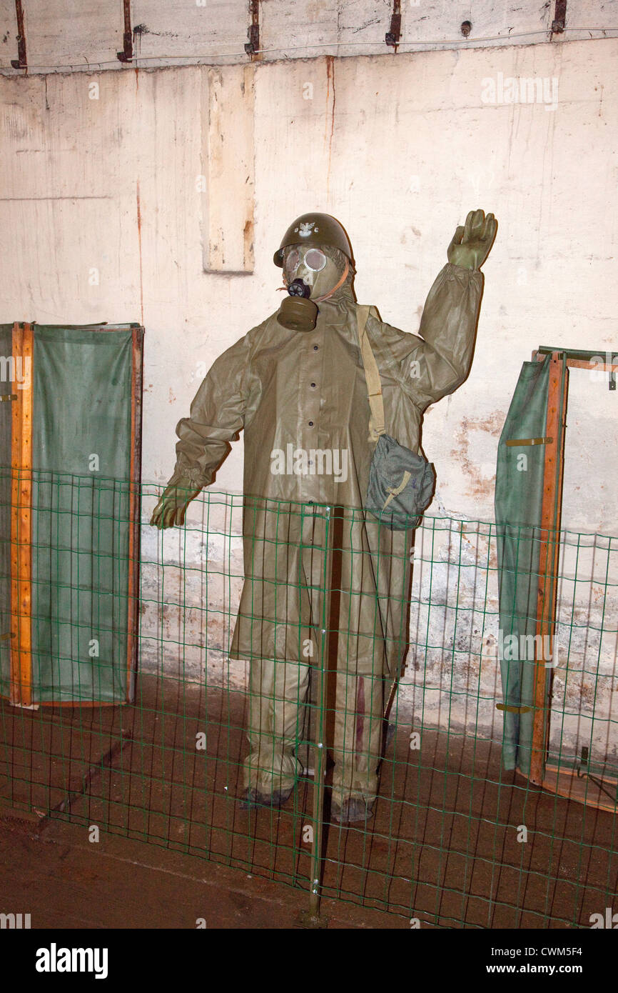 Affichage d'un mannequin allemand WWII tenue de protection gaz toxique et le masque dans le bunker d'Hitler. La Pologne centrale Konewka Banque D'Images