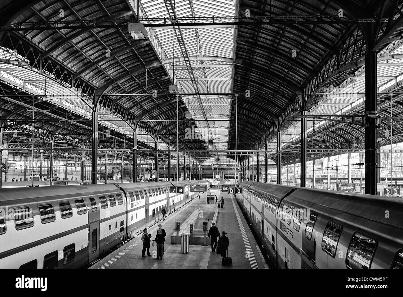 Les rails de la gare de Bâle. La Suisse. Version noir et blanc. Banque D'Images