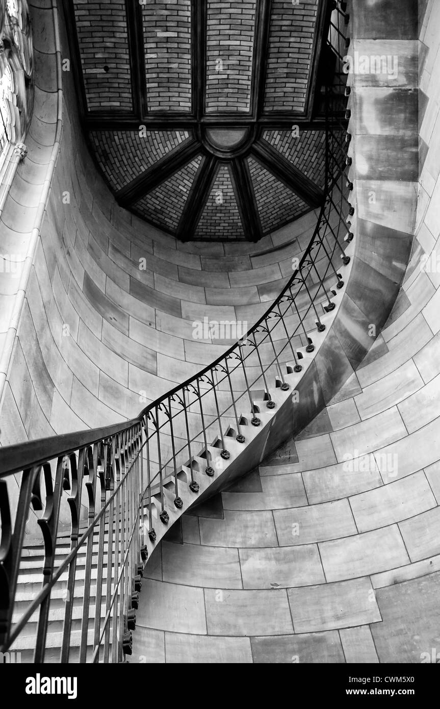 En colimaçon dans Elisabethenkirche à Bâle, Suisse. Banque D'Images