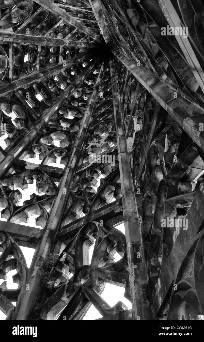 Bell Tower plafond décoré en Elisabethenkirche à Bâle, Suisse. Version noir et blanc. Banque D'Images