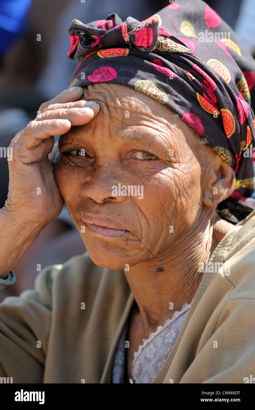 Visage d'une vieille femme de la tribu San, désert du Kalahari, en Namibie Banque D'Images