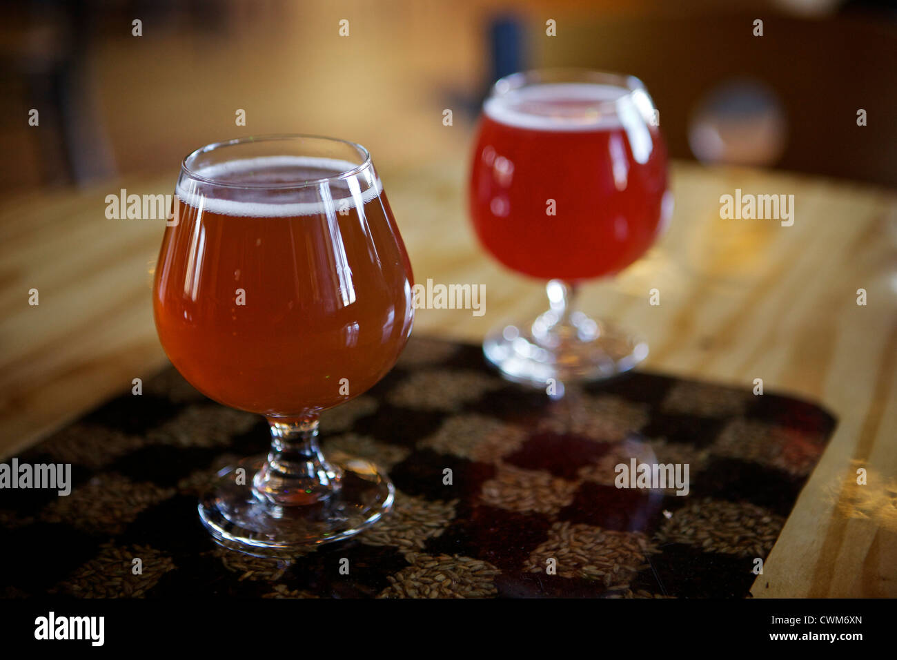 Deux verres de bière à côté impair Ales brewery à Grand Haven, au Michigan Banque D'Images